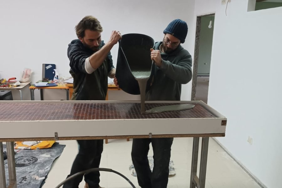 Ariel y Tomer construyendo la barra del nuevo bar de OsFaroles